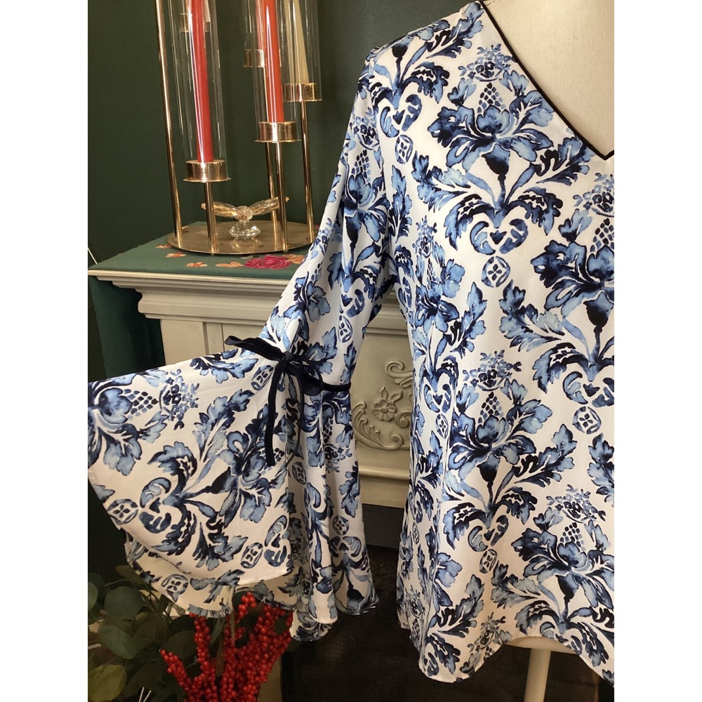 White House Black Market Blue Floral Bell Sleeve V Neck Top Size 8‎ - Picture 3 of 5